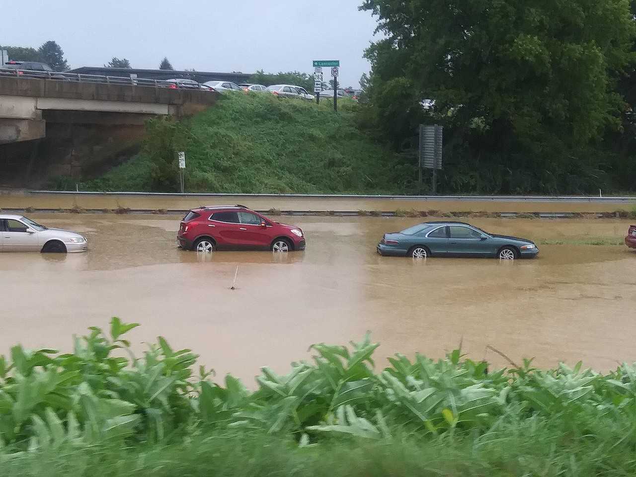 Carros exigem uma srie de cuidados ao passar por uma situao de enchente
