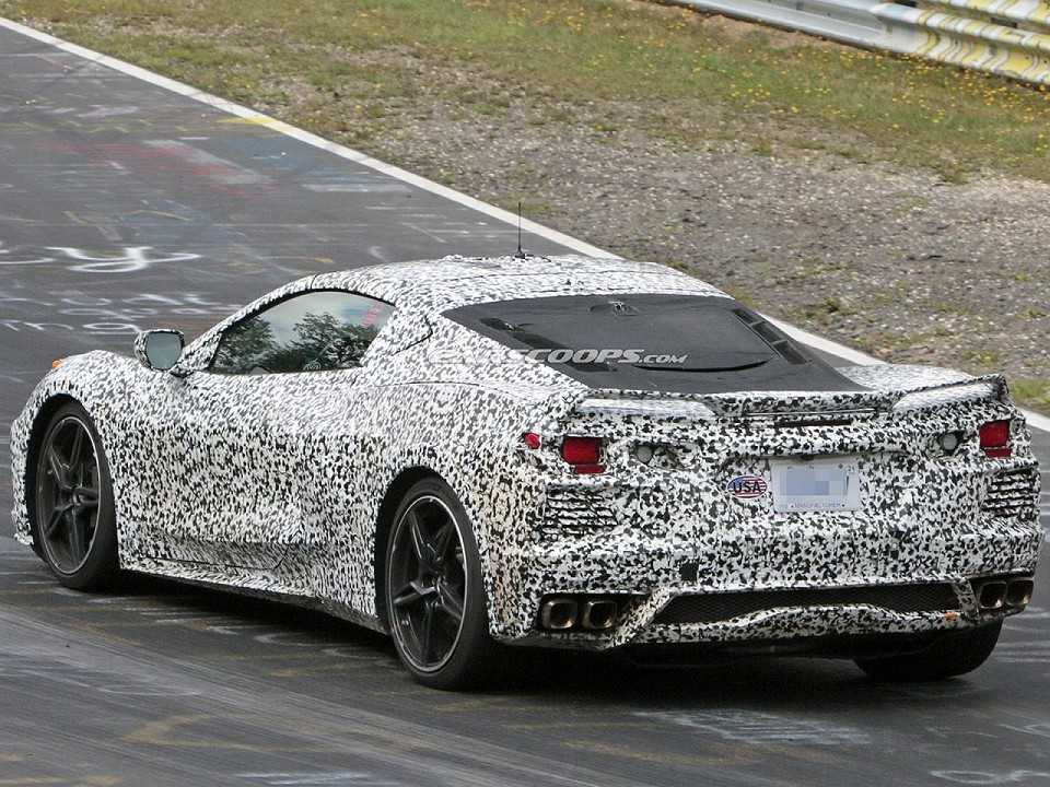 Vidro traseiro não suporta a torção da carroceria e está quebrando no novo Corvette 2020