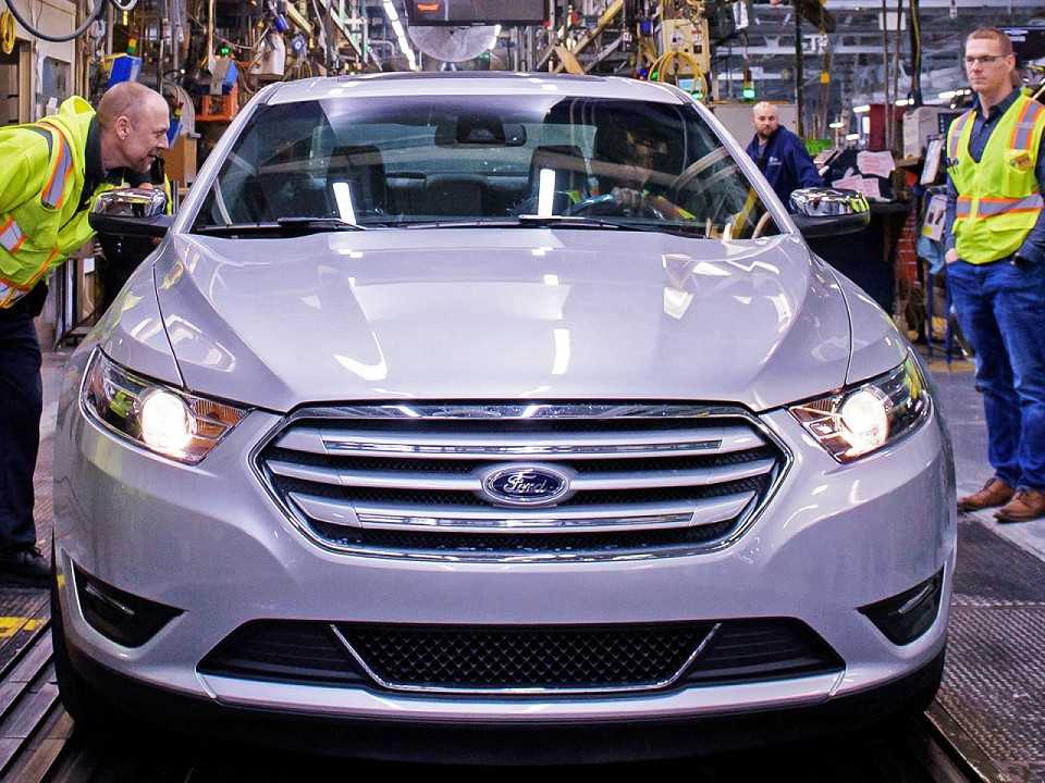 O Taurus dá adeus: sedan famoso da Ford vendia bem menos que rivais asiáticos nos EUA