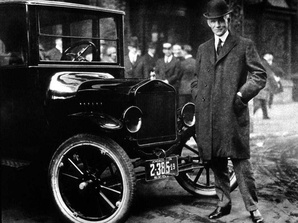 Henry Ford ao lado de um dos primeiros modelos da marca: a lógica de produzir muito para baratear os produtos não vale no Brasil Henry Ford ao lado de um dos primeiros modelos da marca: a lógica de produzir muito para baratear os produtos não vale no Brasil