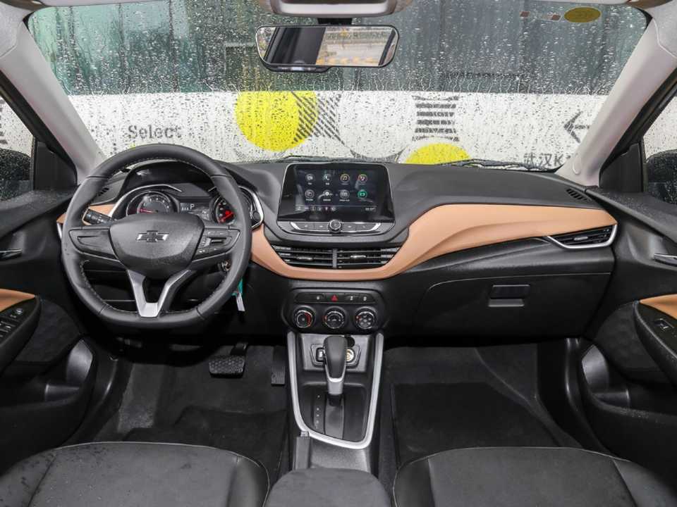 O painel do novo Onix Sedan: central no alto, mas elementos conhecidos O painel do novo Onix Sedan: central no alto, mas elementos conhecidos
