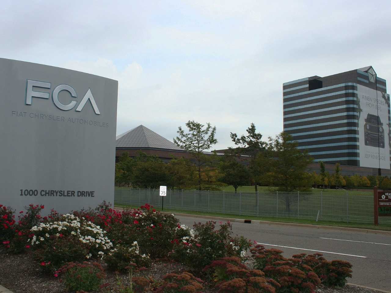 Acima a fachada do Chrysler World Headquarters and Technology Center, complexo que faz parte da FCA