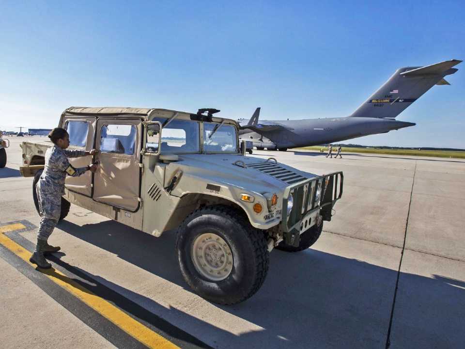 O HUMVEE, jipe militar encomendado pelos EUA, deu origem à marca Hummer O HUMVEE, jipe militar encomendado pelos EUA, deu origem à marca Hummer