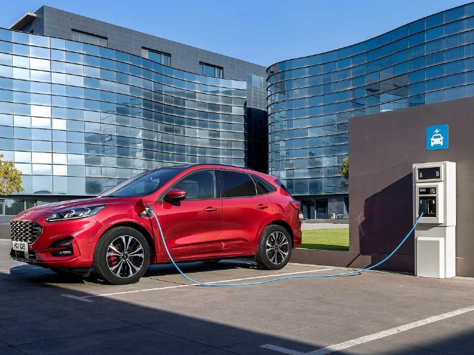 Detalhe do Ford Kuga híbrido durante o carregamento das baterias