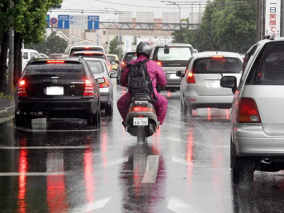 Atenção, motociclistas! Dias chuvosos pedem cautela na pilotagem Atenção, motociclistas! Dias chuvosos pedem cautela na pilotagem