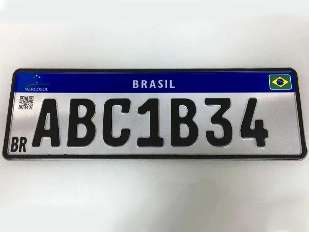 Acima a placa no padrão definitivo que será adotado nos veículos aqui no Brasil