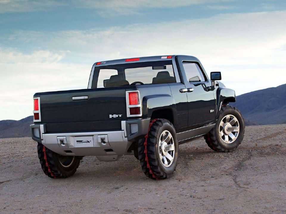 Acima o conceito Hummer H3T exibido em 2003