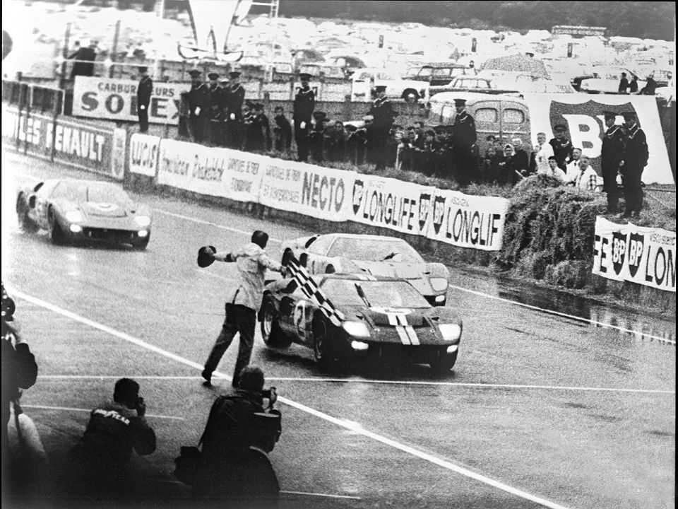 Acima três Ford GT40 cruzando a linha de chegada das 24 Horas de Le Mans de 1966