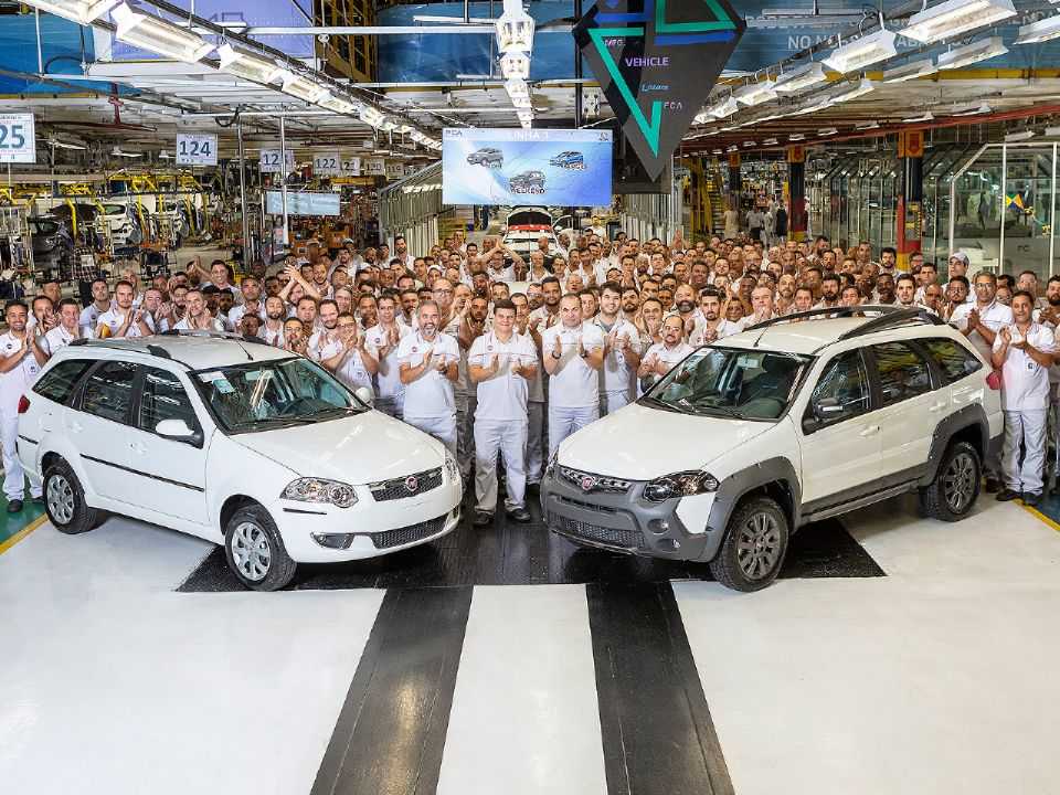Últimas unidades da Fiat Weekend saindo da linha de produção em Betim (MG)