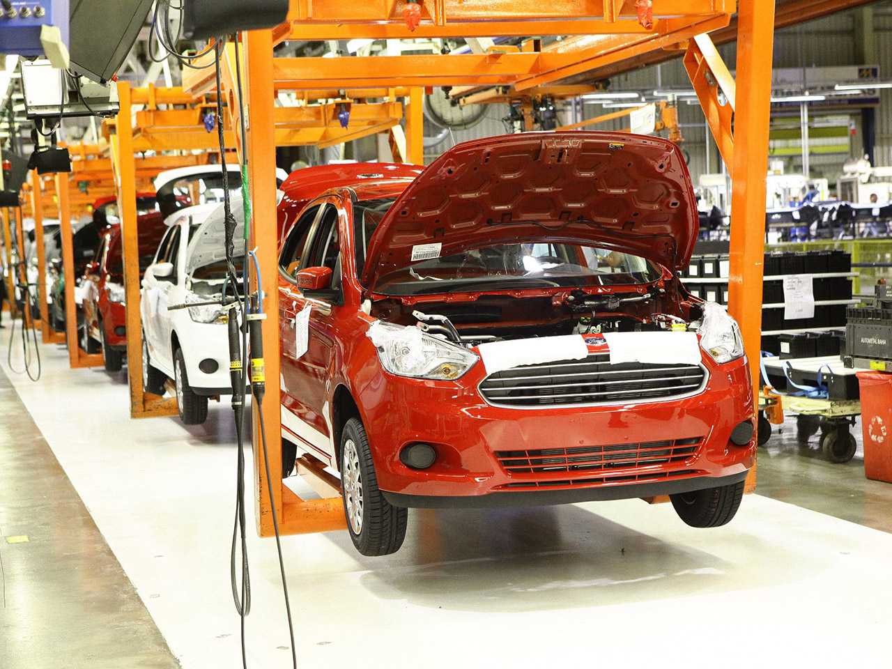 Linha de produo da Ford em Camaari (BA)