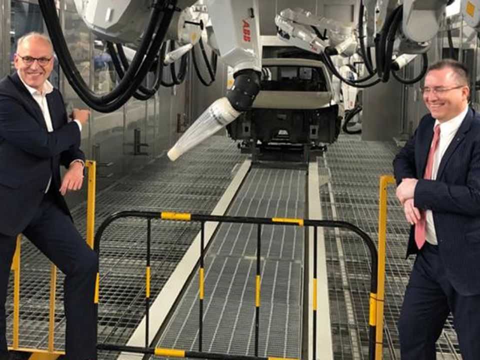 Jürgen Stackmann (esq.) e Thomas Owsianski, presidente do Grupo VW na Argentina, verificando a linha de montagem do SUV médio Jürgen Stackmann (esq.) e Thomas Owsianski, presidente do Grupo VW na Argentina, verificando a linha de montagem do SUV médio