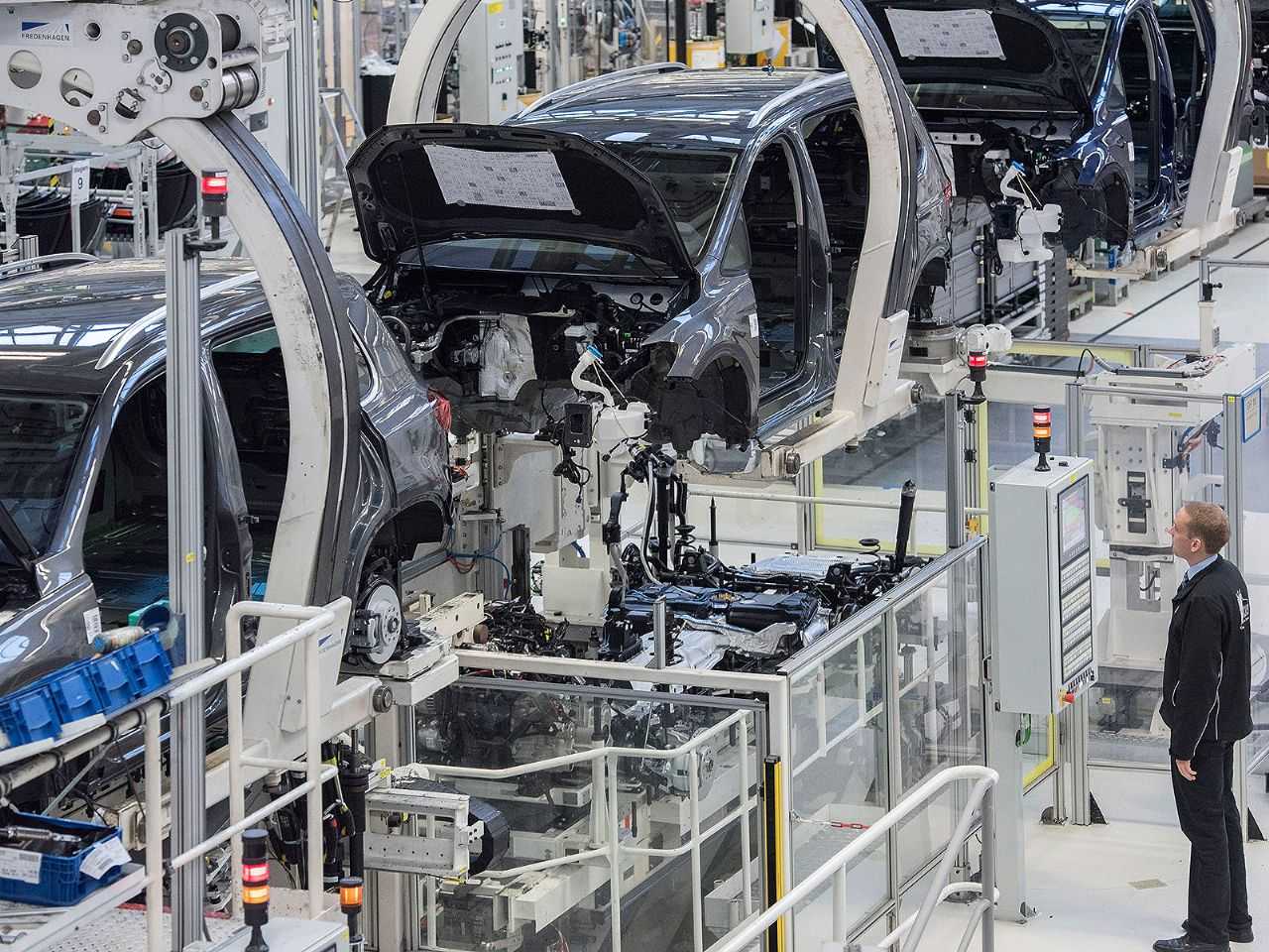 Linha de produo da Volkswagen em Wolfsburg, sede mundial da companhia