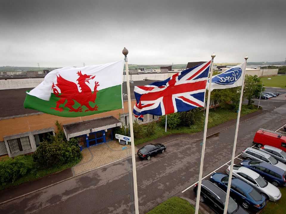 Acima a Ford Bridgend, fábrica de motores localizada na região Sul do País de Gales