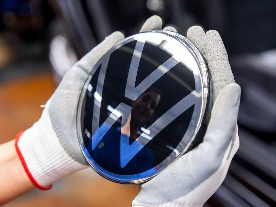 VW: perdas semanais da ordem de bilhões de euros com fábricas paradas