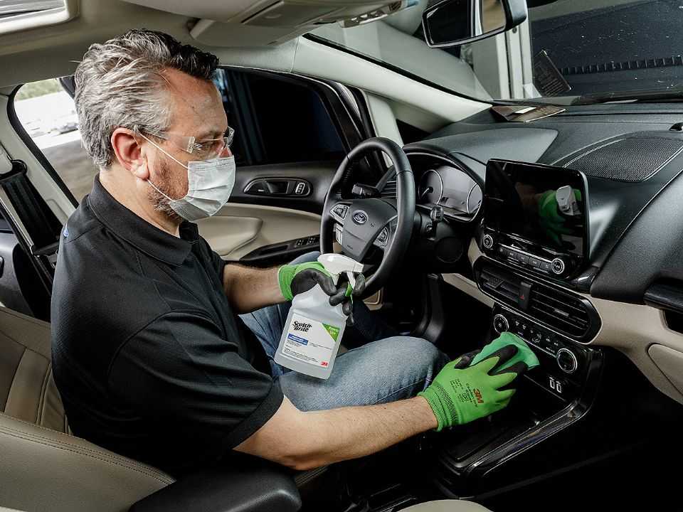 Detalhe do técnico realizando a desinfecção em um carro da Ford