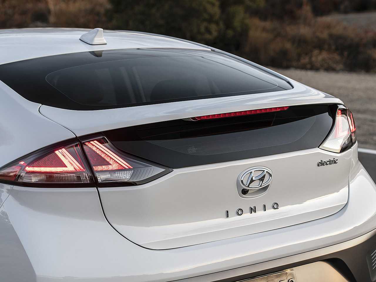 Acima o atual Hyundai Ioniq em sua variante 100 eltrica