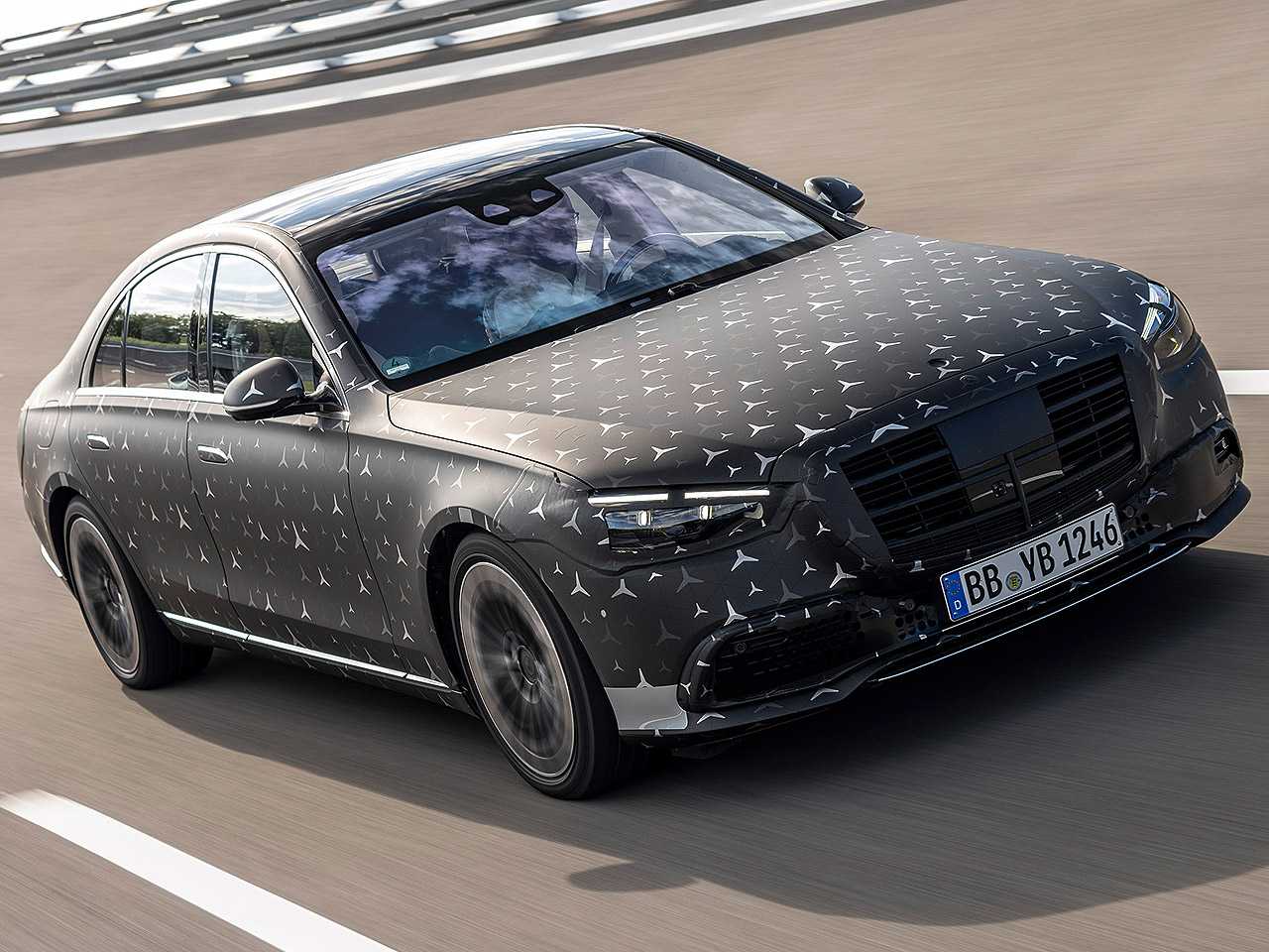 Acima a nova geração do Mercedes-Benz Classe S ainda camuflada