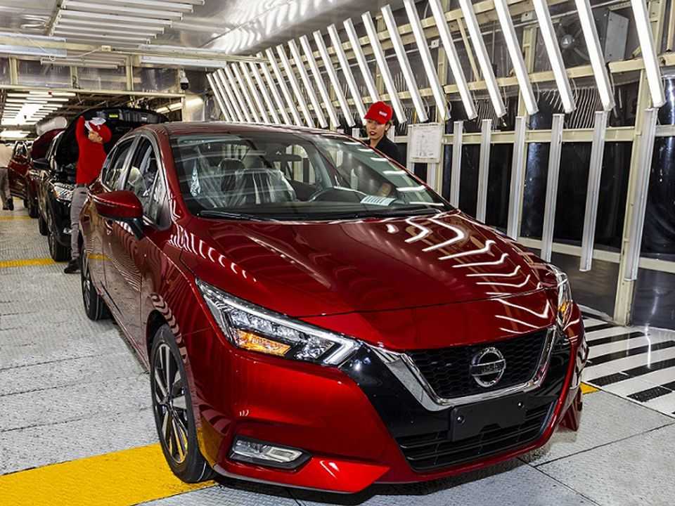 Linha de produção da Nissan no México: unidades do novo Versa a caminho do Brasil