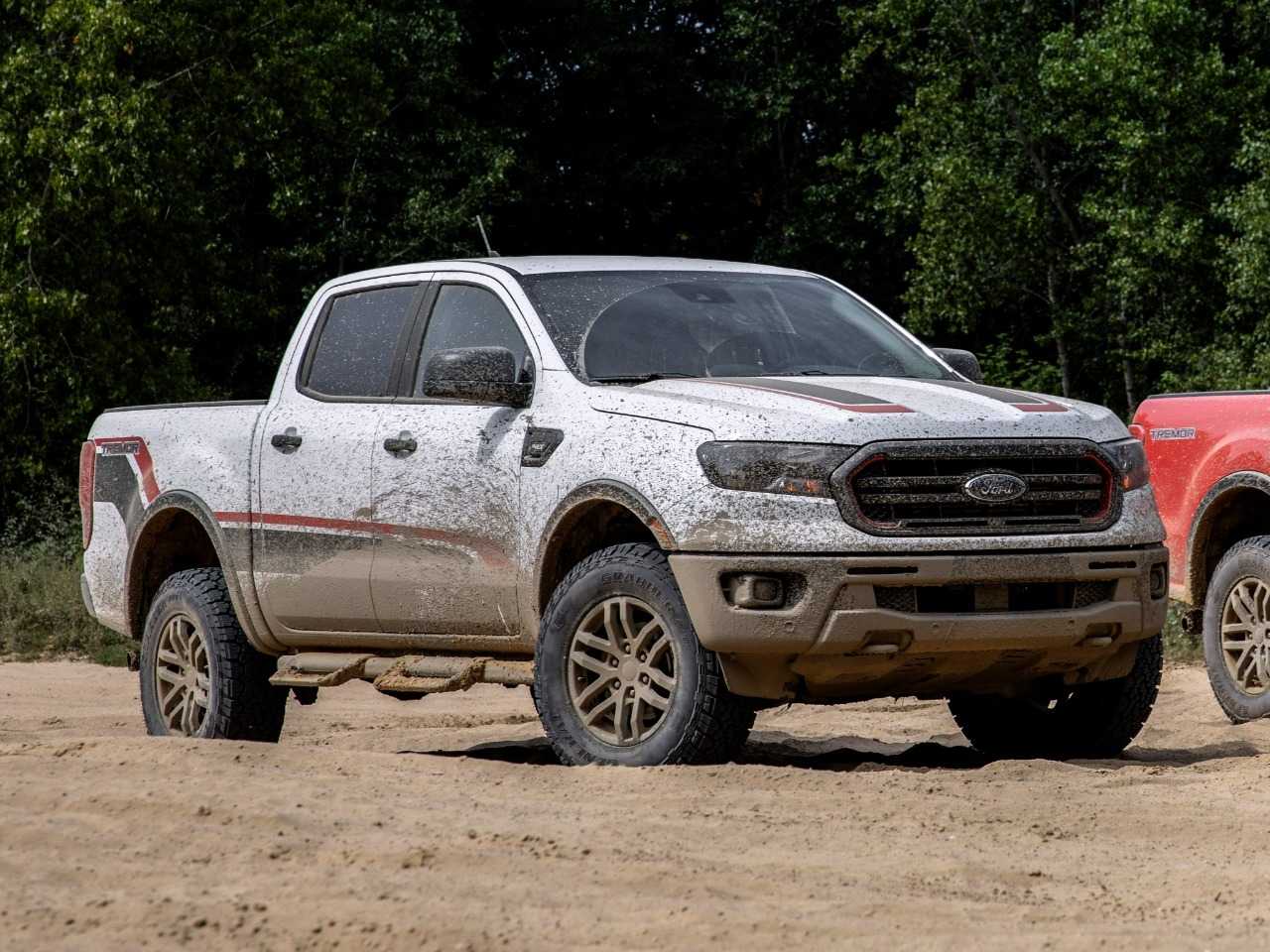Грязный пикап. Форд рейнджер в грязи. Jeep Gladiator или Toyota Tacoma. Ford Ranger Pickup 2006 в лесу. Форд рейнджер 2010 подготовка к грязи.