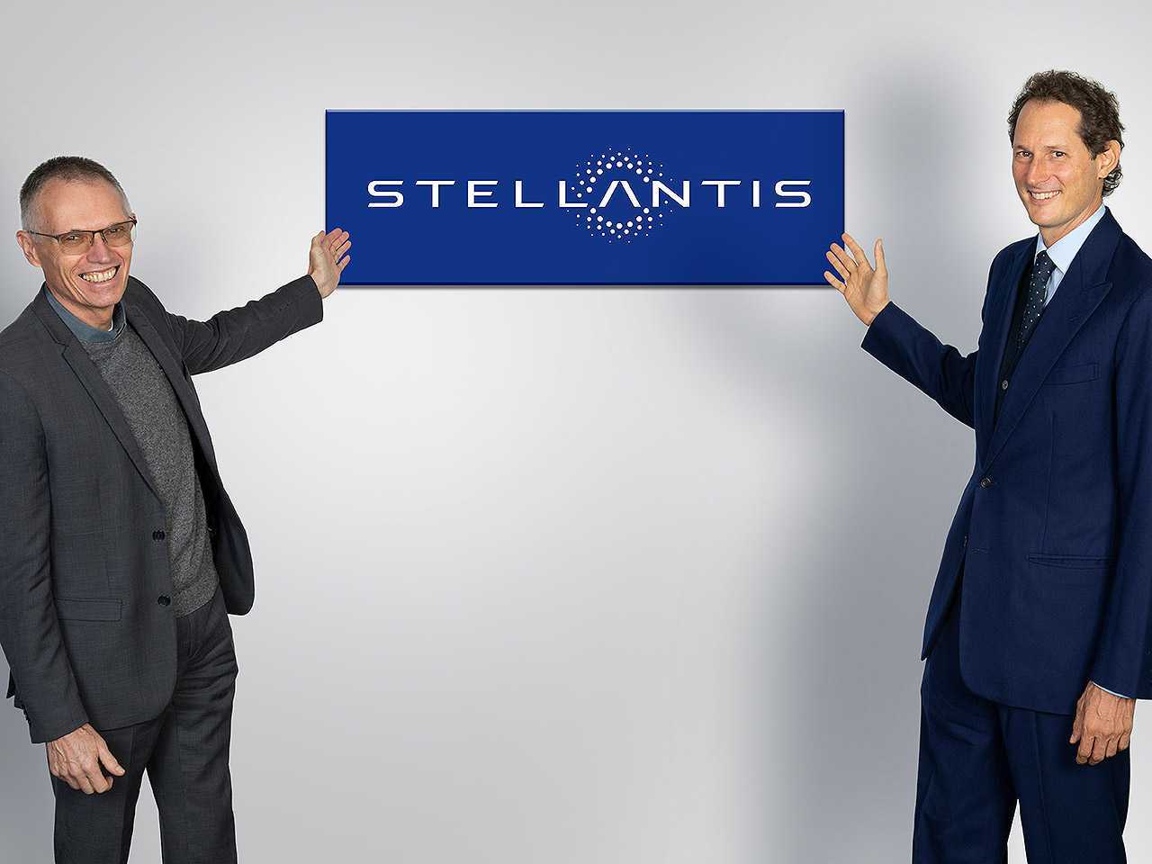 Carlos Tavares (esquerda), CEO da Stellantis, e John Elkann, presidente do conselho administrativo da nova empresa