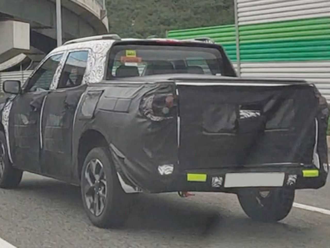 Nova Chevrolet Montana surge camuflada na Coreia do Sul