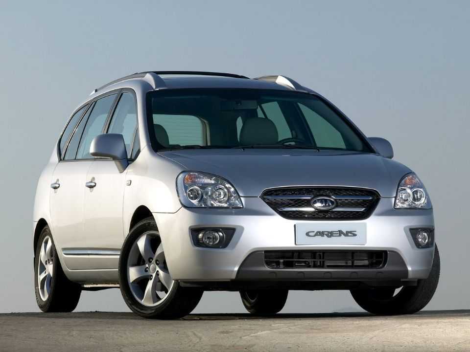 Kia Carens já foi vendida no Brasil, mas novo modelo não teria parentesco com a versão global da van