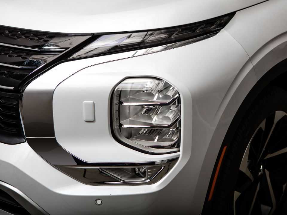 Mitsubishi�Outlander 2022 - far�is