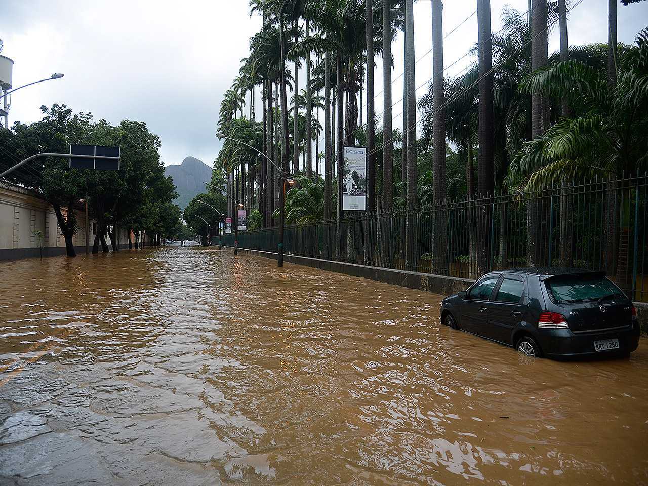 Água acima da metade das rodas: espere até o nível baixar para recuperar o veículo