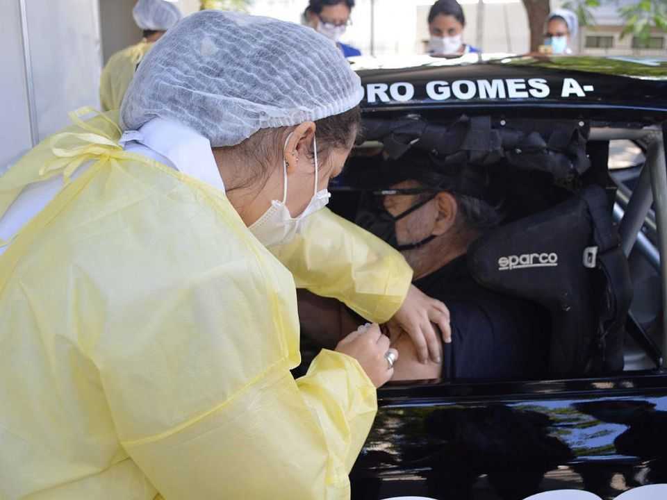 Paulo Gomes durante vacinação no drive-thru montado no Autódromo de Interlados (SP)