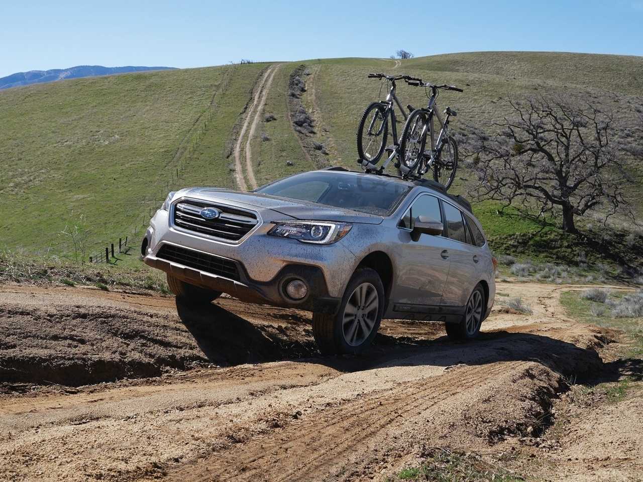 Subaru Outback subindo rampa de terra