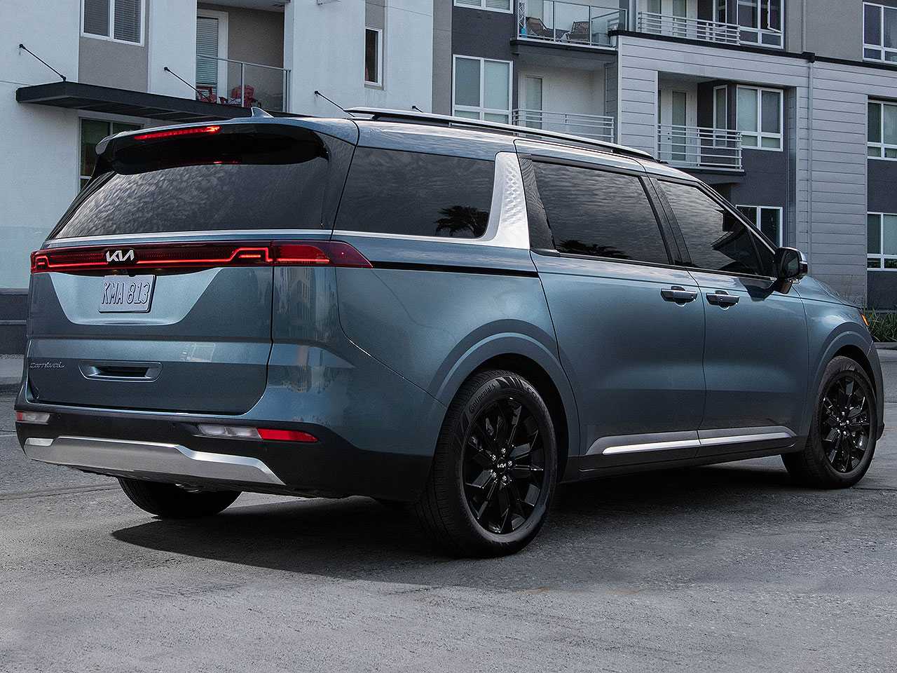 Kia�Carnival - Foto 12 de 34 - 1600 x 1200 pixels2022 - �ngulo traseiro