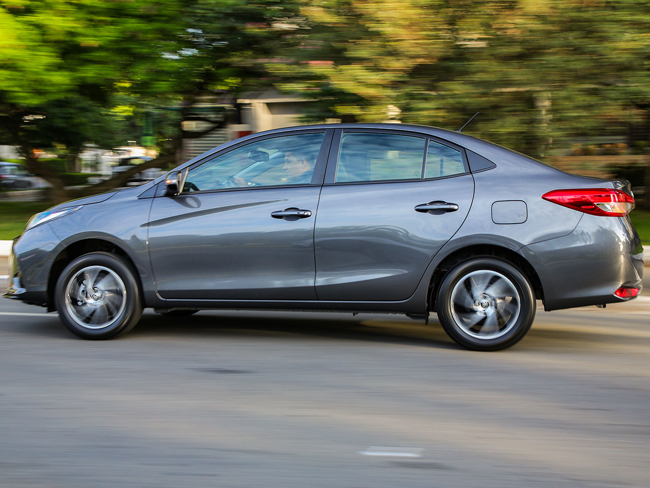 Toyota�Yaris Sed� 2023 - lateral