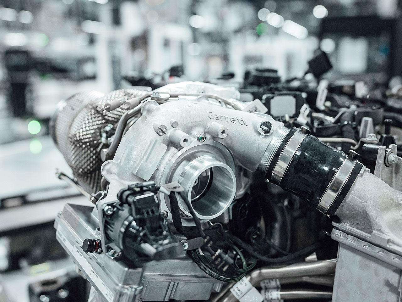 Acima detalhe do turbo eletrificado da Mercedes-AMG: tecnologias aprimoram eficincia do componente