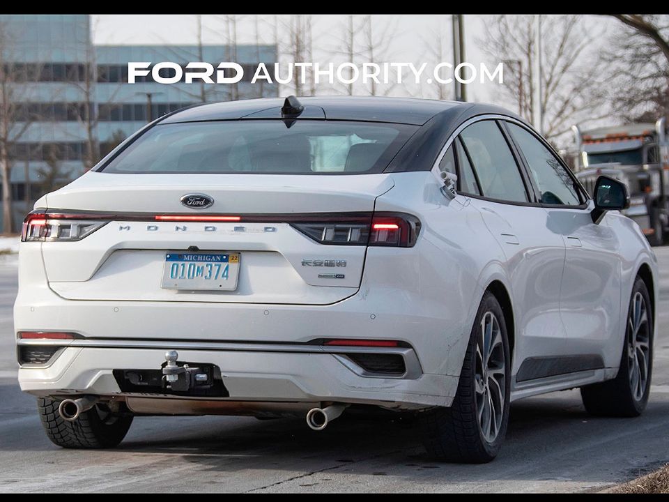 Nova geração do Ford Fusion/Mondeo flagrada sem disfarces nos EUA
