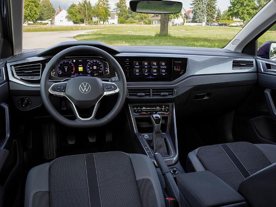 Interior do novo Polo europeu: volante, central multimídia e painel novos