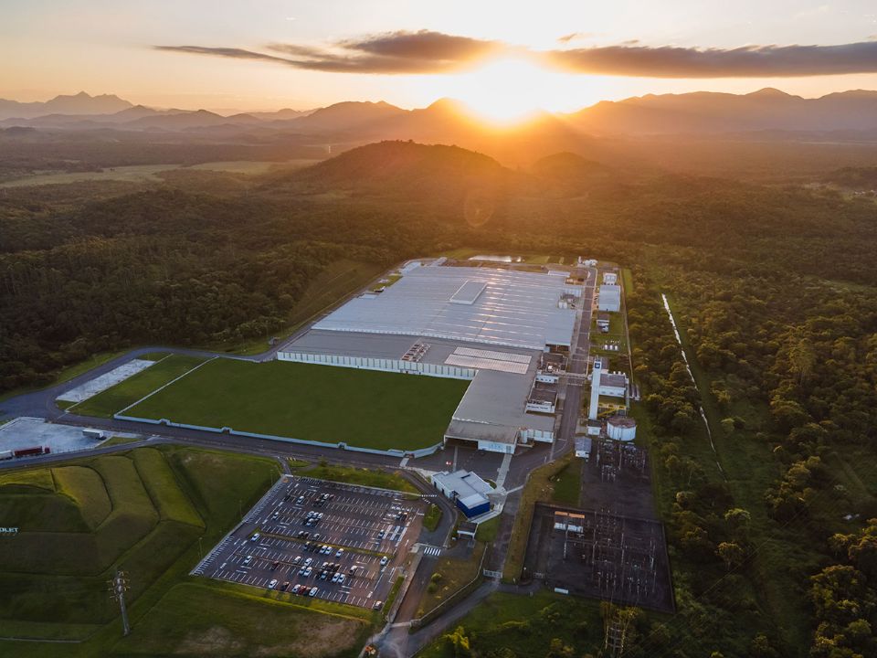 Vista aérea da fábrica de motores da GM em Joinville (SC)