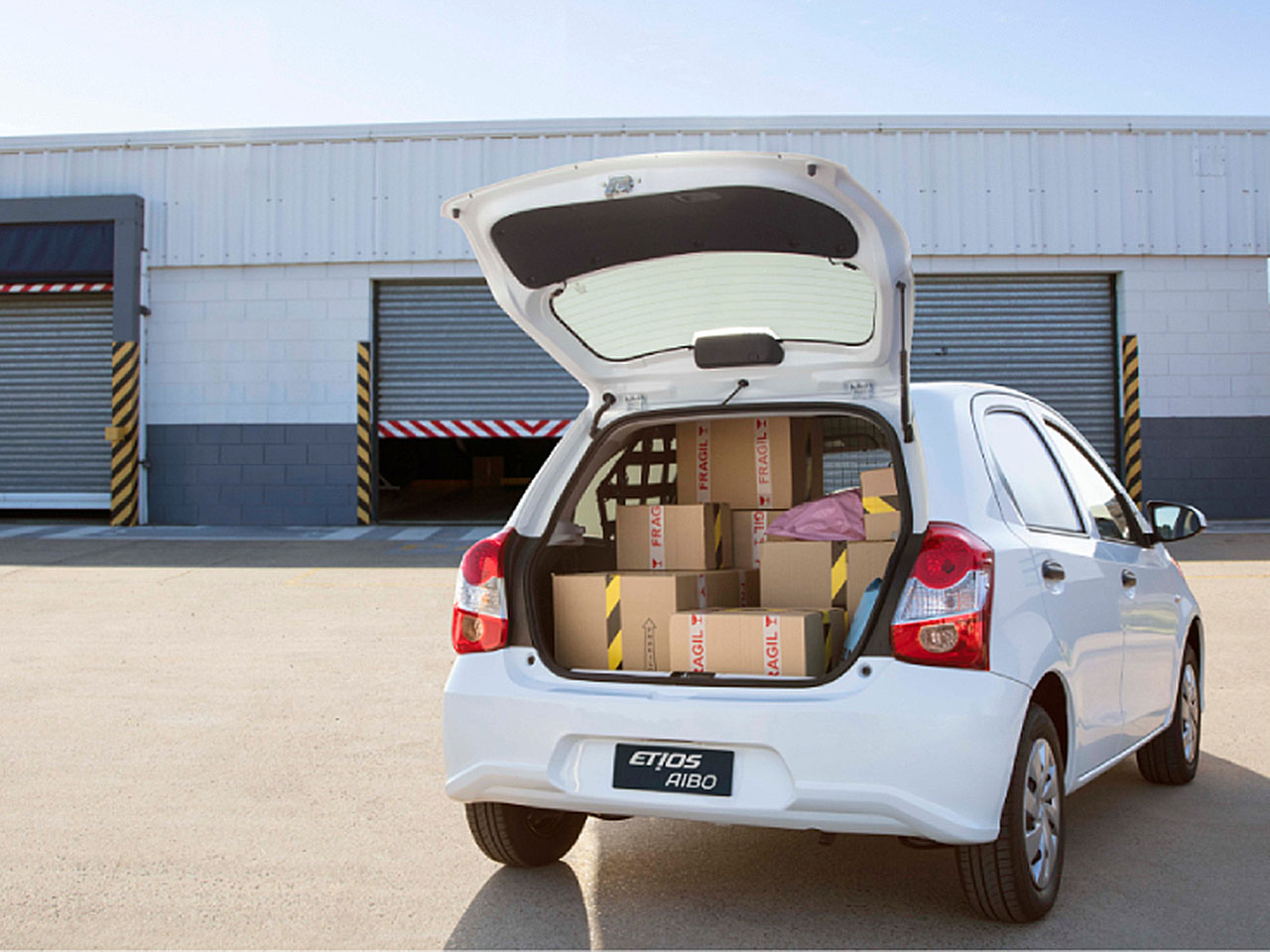 Acima o Toyota Etios Aibo: projeto do hatch especial para o transporte de cargas