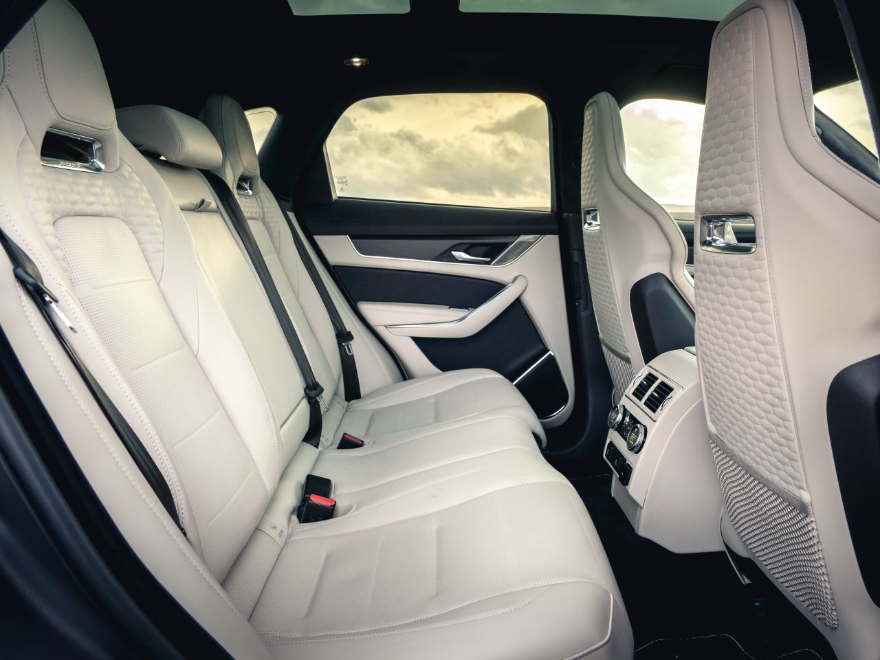 Jaguar�F-Pace - Foto 5 de 41 - 1600 x 1200 pixels2022 - bancos traseiros