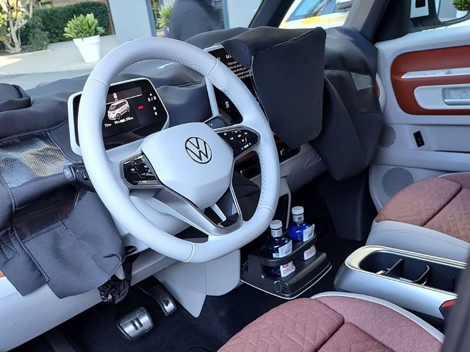 VW ID.Buzz tem interior flagrado antes do lançamento