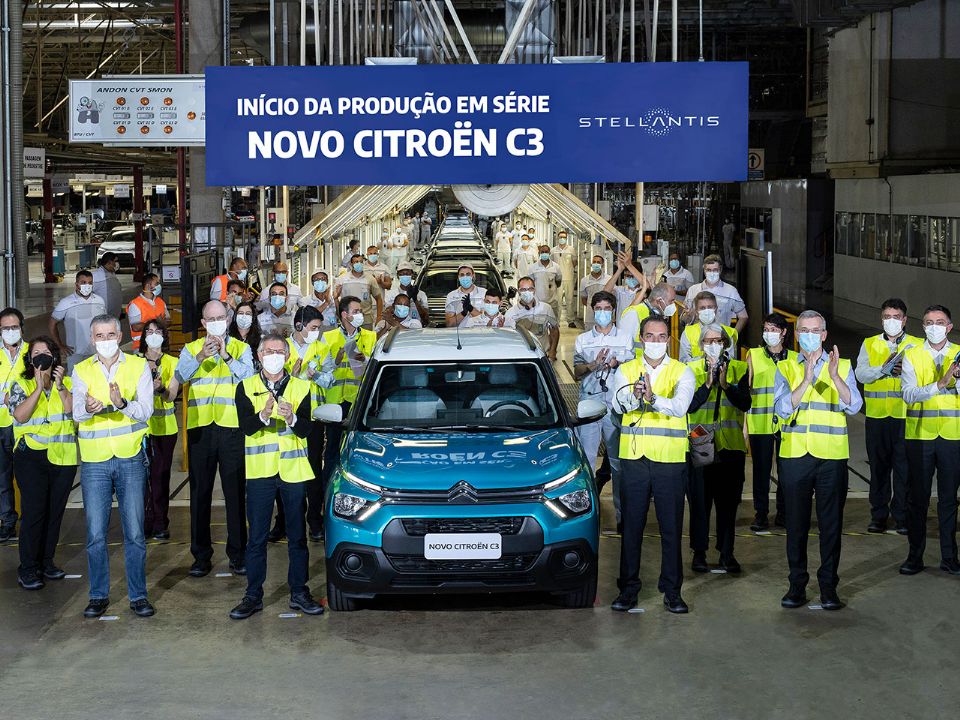 CEO global da Stellantis, Carlos Tavares, e diretores da empresa acompanharam o início da produção do hatch no Brasil