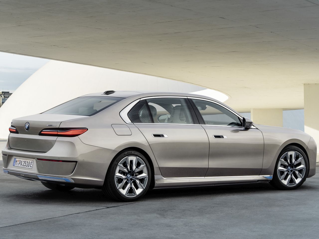 BMW�S�rie 7 - Foto 2 de 27 - 1600 x 1200 pixels2023 - �ngulo traseiro
