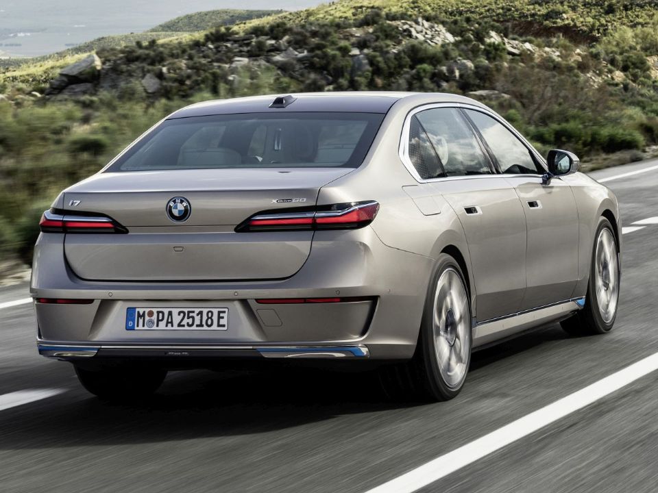 BMW�S�rie 7 2023 - �ngulo traseiro