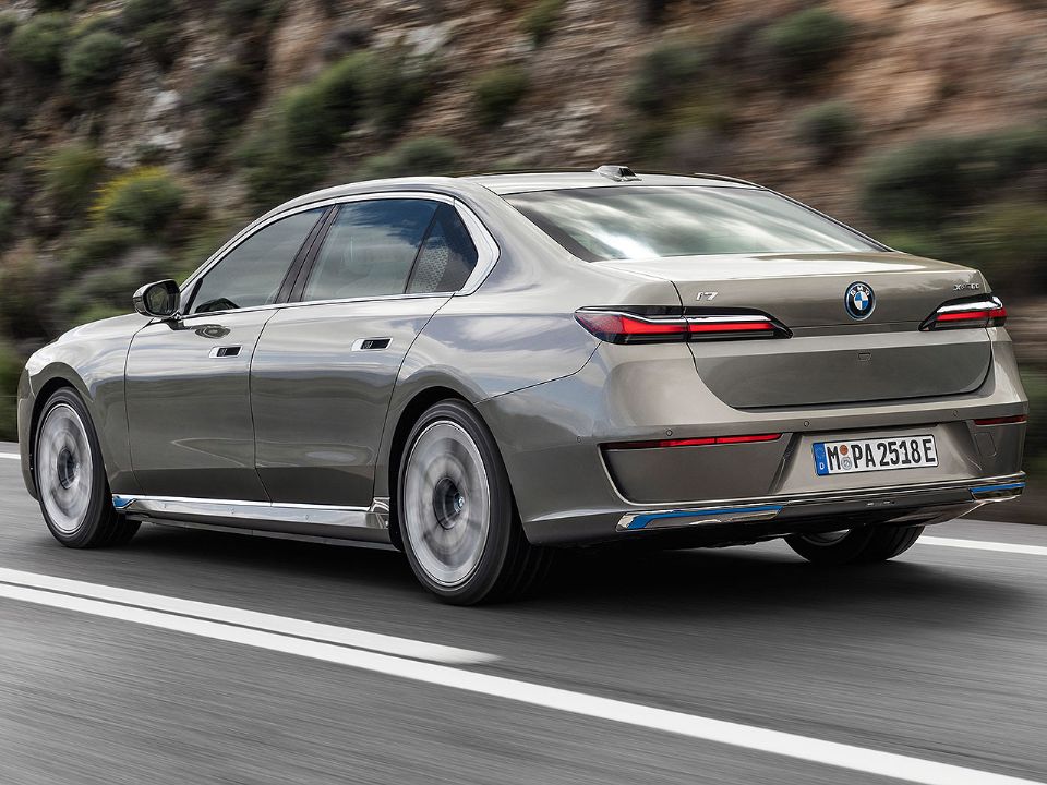 BMW�S�rie 7 2023 - �ngulo traseiro