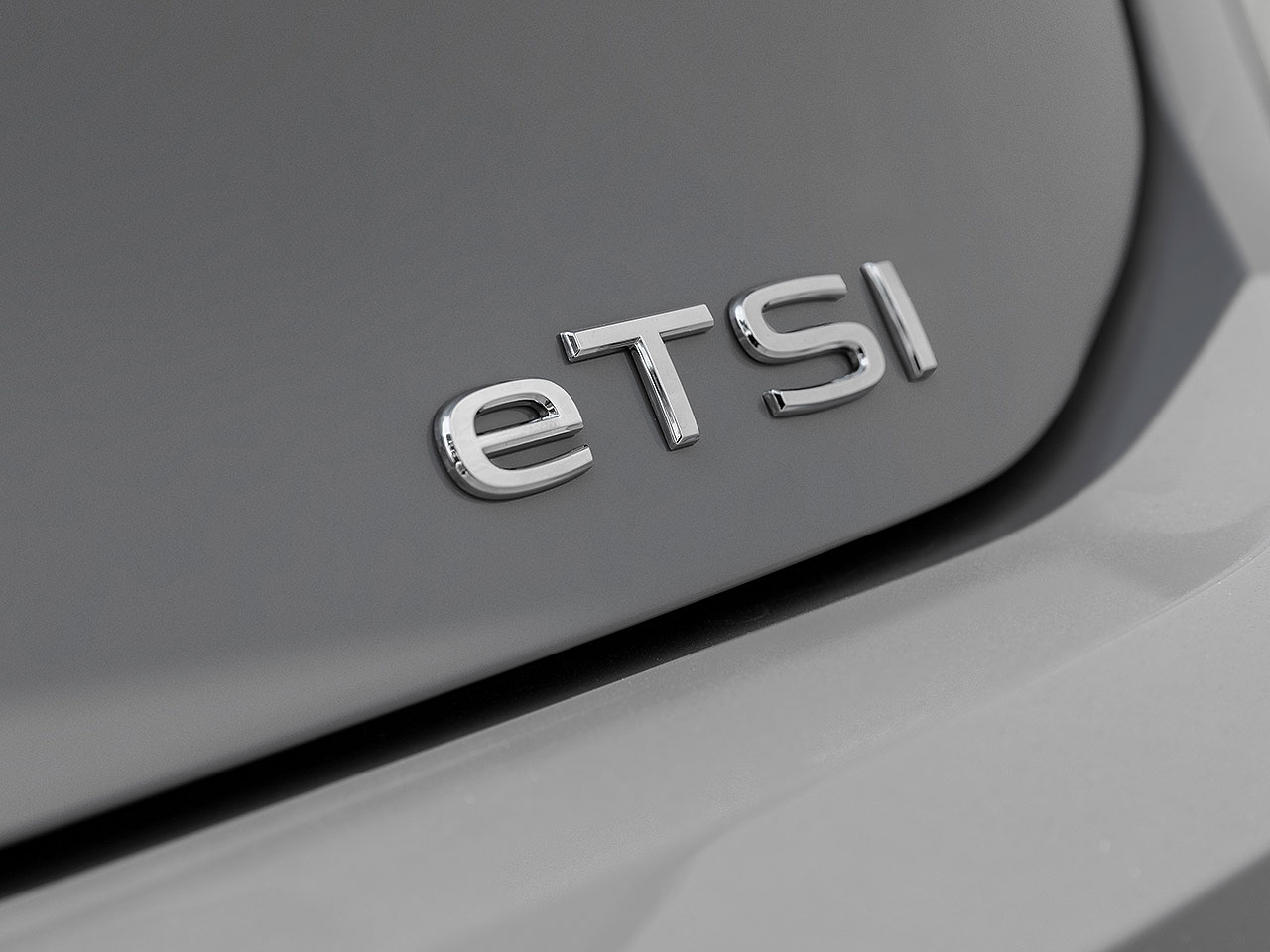 Detalhe do logotipo eTSI: propulsão híbrida-leve da VW chegará ao Brasil