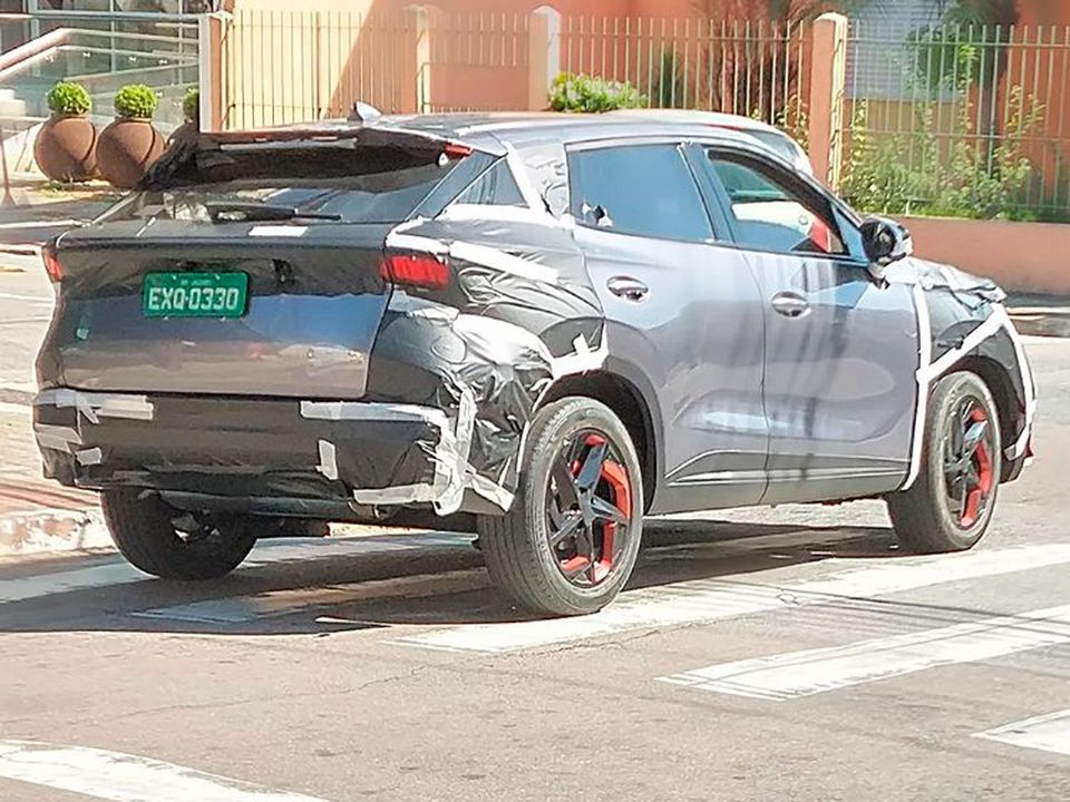 Flagra divulgado pelo perfil GeSSner Motors revendo o Omoda 5 em testes no Brasil