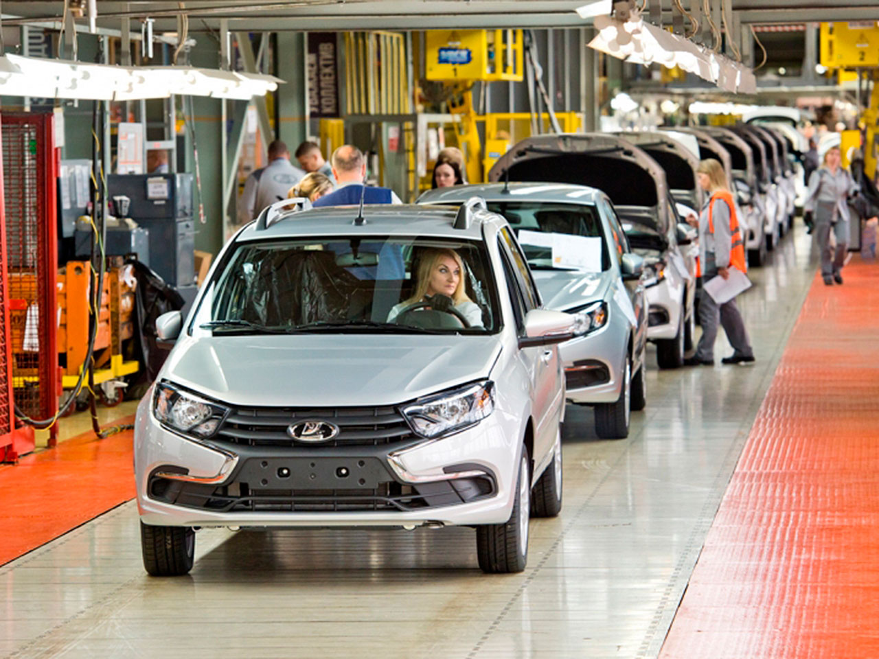 Linha de produção da Lada: modelos perderam componentes por conta de sanções