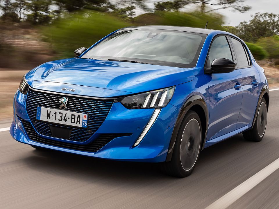Acima detalhe do Peugeot 208 elétrico comercializado na Europa e também oferecido no Brasil