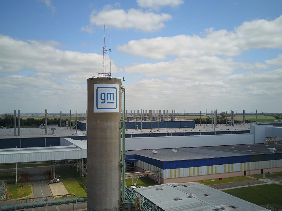 Acima o Complejo Automotor de Alvear, fábrica da GM localizada em Santa Fe, Argentina