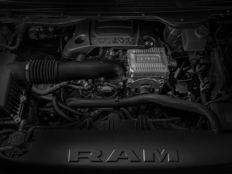Detalhe do motor V8 Hemi eTorque presente na Ram 1500 com propulsão híbrida-leve