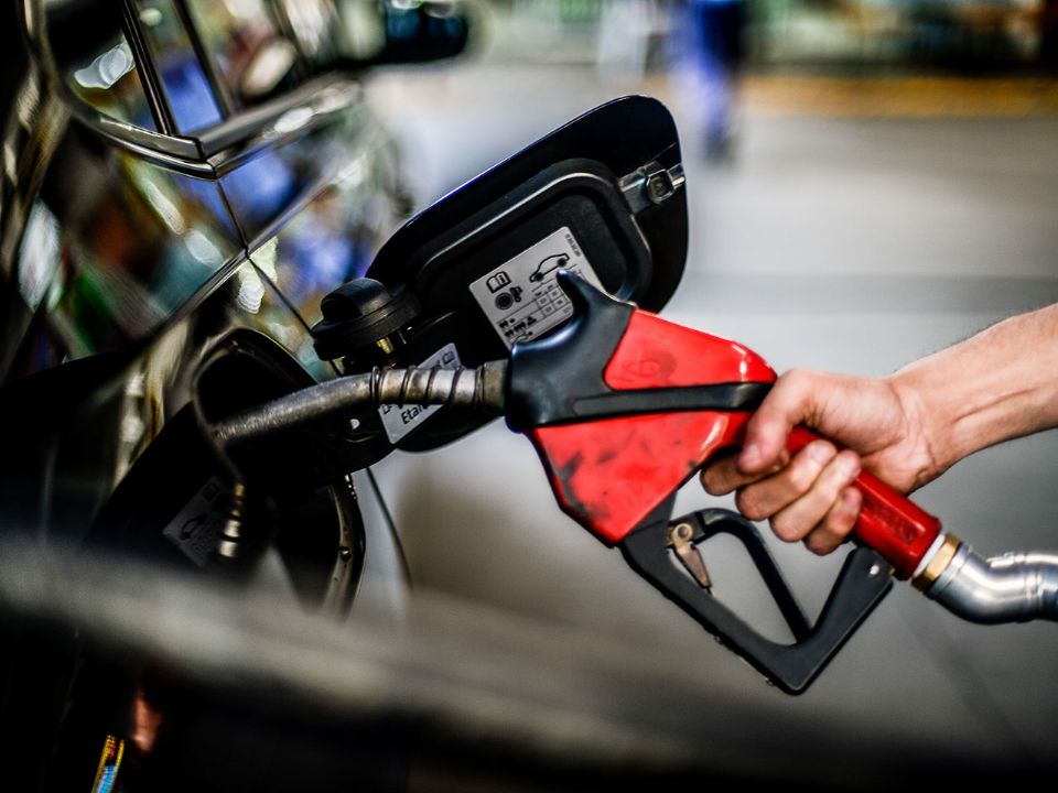 Gasolina e etanol serão reonerados a partir de março